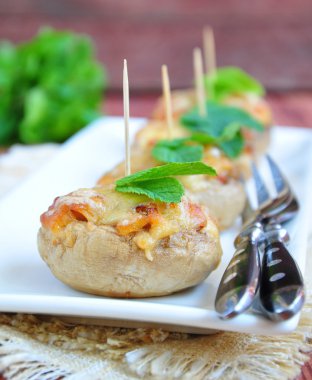 Mantar sebze ve peynir ile doldurulmuş. seçici odak.