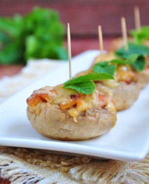 Mantar sebze ve peynir ile doldurulmuş. seçici odak.