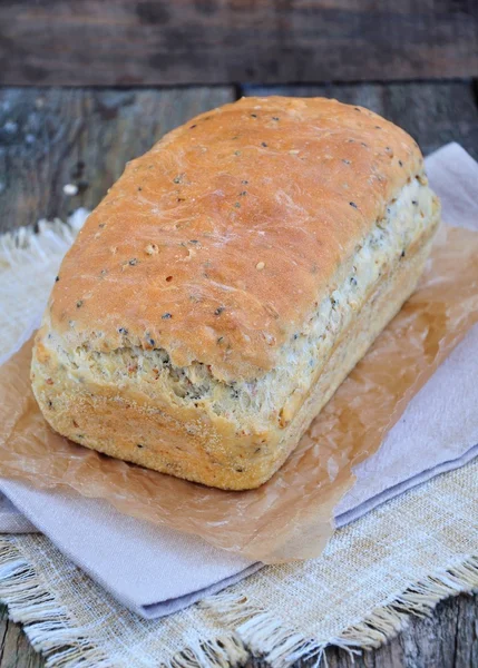 Zelfgebakken brood met Haver vlokken, lijnzaad en zwarte sesamzaadjes — Stockfoto