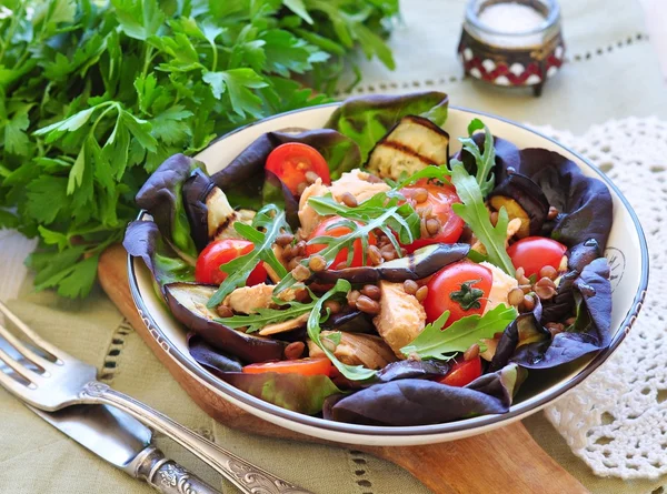 Vejetaryen ızgara patlıcan, somon ve mercimek salatası