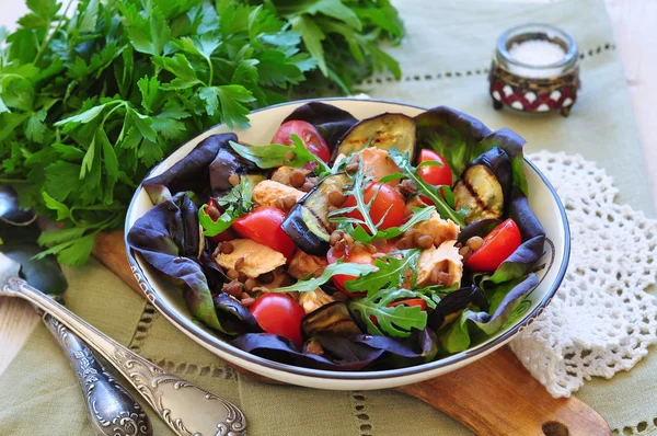 Ensalada vegetariana con berenjena a la parrilla, salmón y lentejas — Foto de Stock