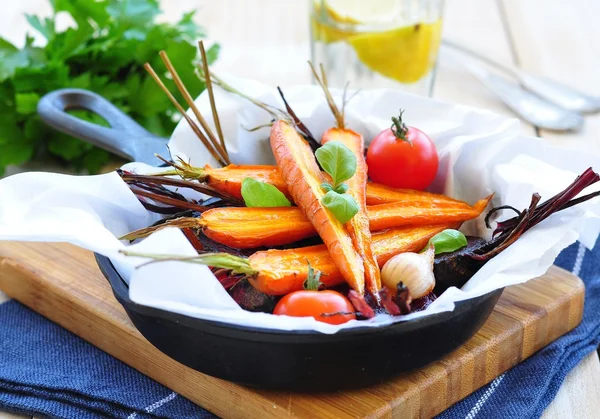 Roasted carrots and beets in olive oil — Stock Photo, Image