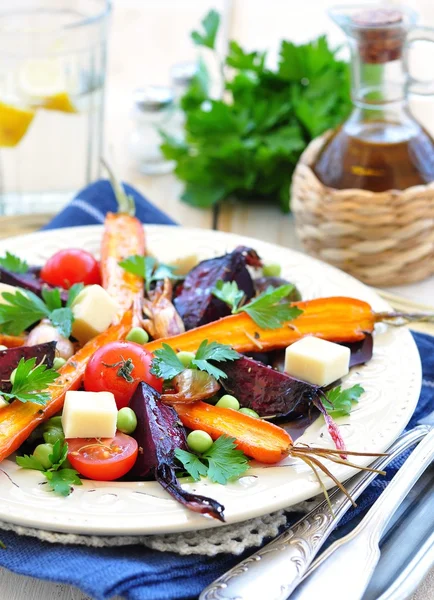 Салат зі смаженої моркви і буряка в оливковій олії, з сиром — стокове фото
