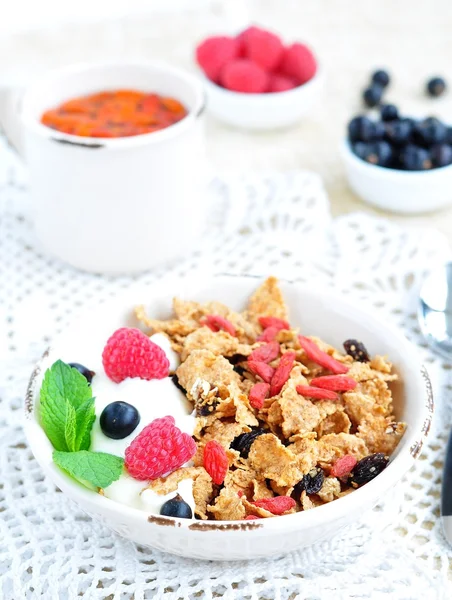 Colazione sana, yogurt con muesli e bacche sul tavolo bianco — Foto Stock