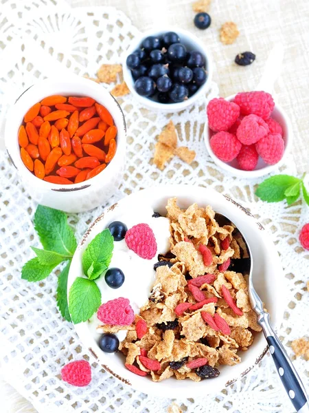 Gesundes Frühstück, Joghurt mit Müsli und Beeren auf dem weißen Tisch — Stockfoto