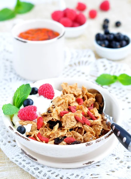 Colazione sana, yogurt con muesli e bacche sul tavolo bianco — Foto Stock