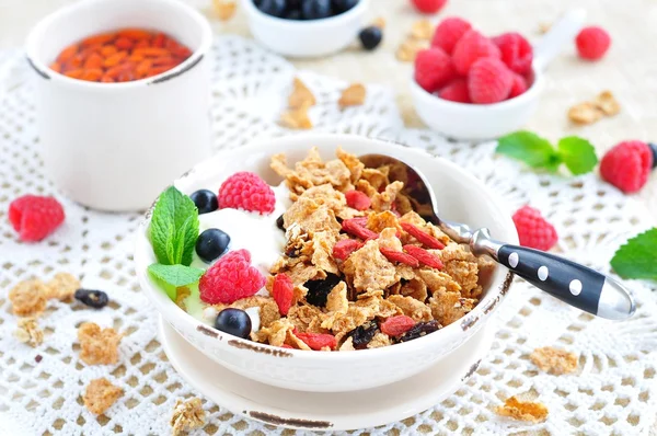 Gesundes Frühstück, Joghurt mit Müsli und Beeren auf dem weißen Tisch — Stockfoto