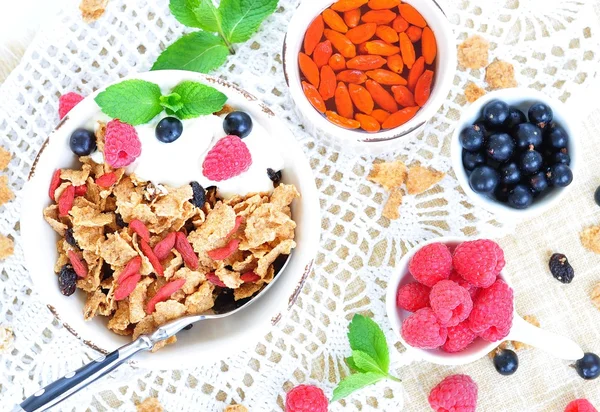 Colazione sana, yogurt con muesli e bacche sul tavolo bianco — Foto Stock