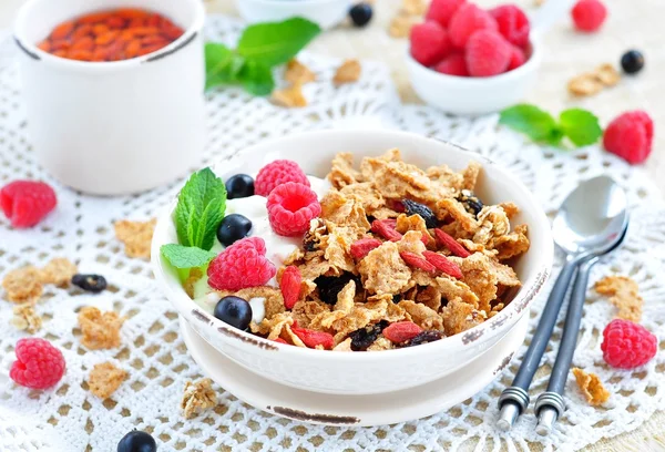 Hälsosam frukost, yoghurt med müsli och bär på vita bordet — Stockfoto