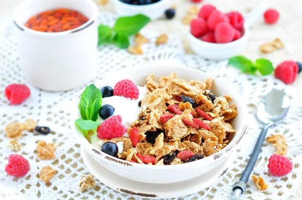 Colazione sana, yogurt con muesli e bacche sul tavolo bianco — Foto Stock