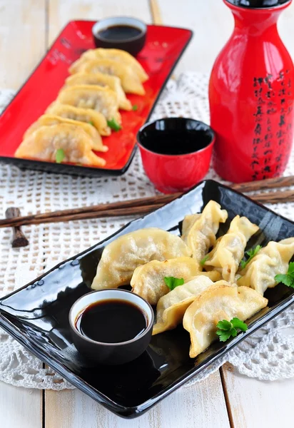 Frito asiático wonton con salsa de soja — Foto de Stock