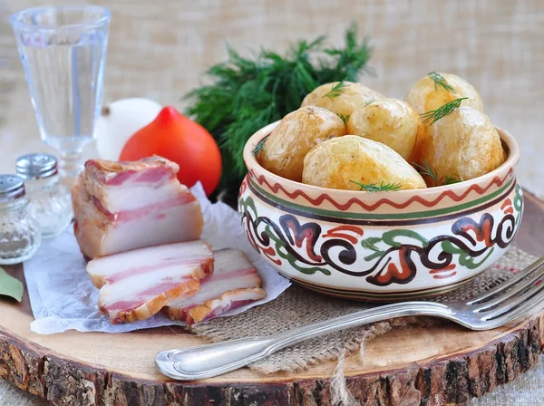 Gebakken aardappelen in olijfolie met venkel of dille — Stockfoto