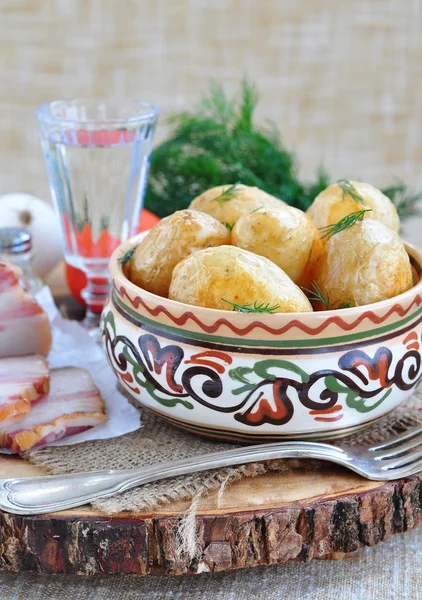 Pieczone ziemniaki w oliwie z oliwek z koprem lub koprem — Zdjęcie stockowe