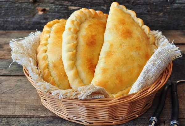 Mini calzone, zárt pizza, olasz tészta, sajt és hús töltött — Stock Fotó