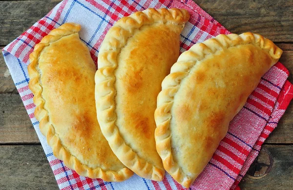 Mini calzone, pizza fechada, pastelaria italiana recheada de queijo e carne — Fotografia de Stock