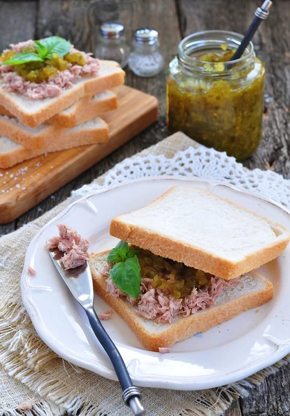Thunfisch-Sandwich mit Gurkensüßen — Stockfoto