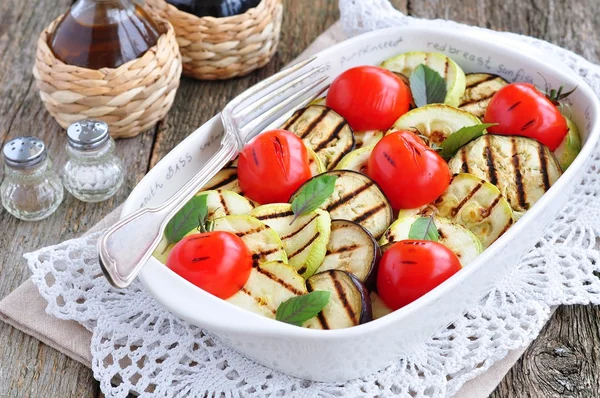 Vegetais grelhados berinjela, tomate cereja, abobrinha com azeite e manjericão — Fotografia de Stock