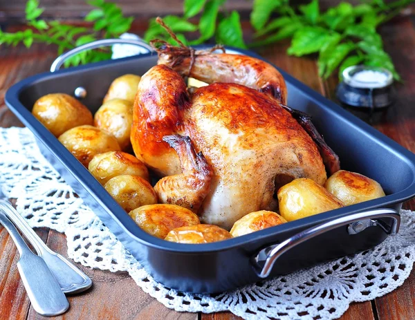 Grilled chicken with  baked potato on a wooden table — Stock Photo, Image