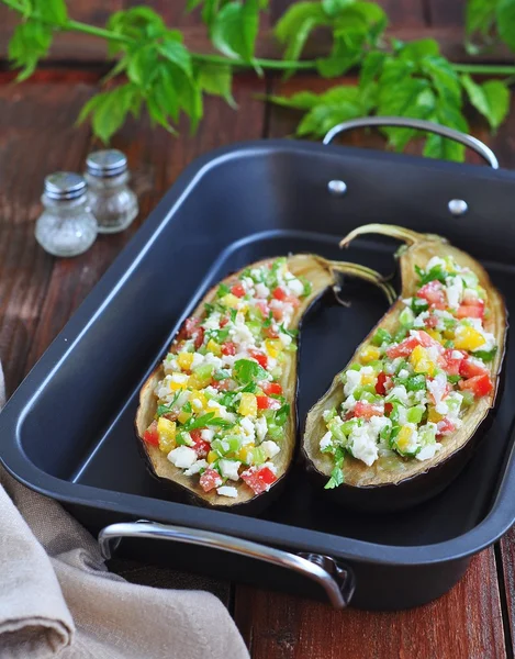 Gebakken aubergine met olijfolie, een plantaardige salade en geitenkaas — Stockfoto