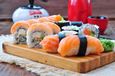 somon, krem peynir Philadelphia, Japon omlet, salatalık ve wasabi ile ev yapımı suşi. seçici odak