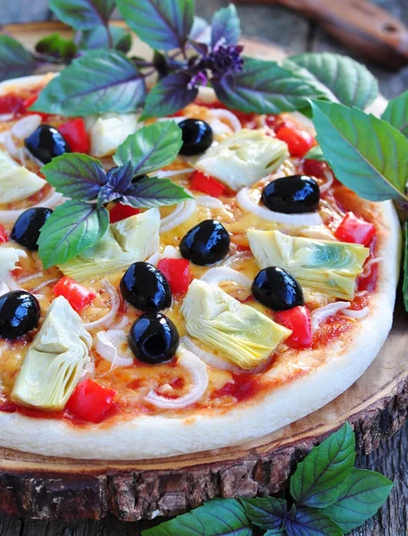 Gesunde Pizza mit Artischocken, Oliven, Zwiebeln, Paprika, Basilikum und Olivenöl — Stockfoto