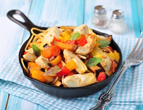 Vegetarische pasta met artisjokken, groenten in tomaten saus — Stockfoto