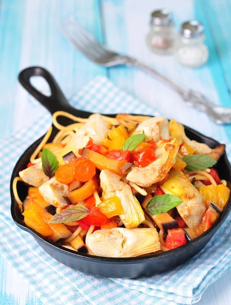 Vegetarische pasta met artisjokken, groenten in tomaten saus — Stockfoto