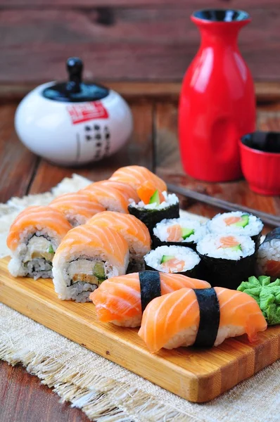 Domowe sushi z łososiem, serek Philadelphia, japoński omlet, ogórek i wasabi. selektywne focus — Zdjęcie stockowe