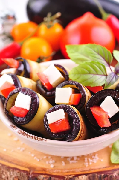 Баклажаны с помидорами и козьим сыром — стоковое фото
