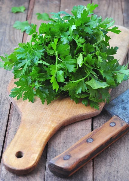 Organic parsley on a wooden table. rustic style — Stock Photo, Image