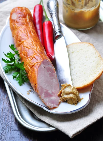 Salsicha caseira com mostarda, pimenta e pão — Fotografia de Stock