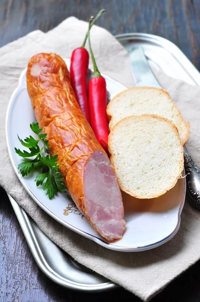 Salsiccia fatta in casa con senape, peperoncino e pane — Foto Stock