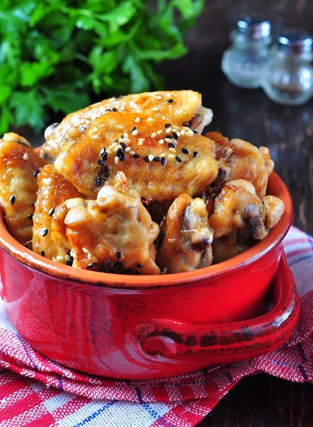 Alitas de pollo al horno en salsa de soja con semillas de sésamo — Foto de Stock