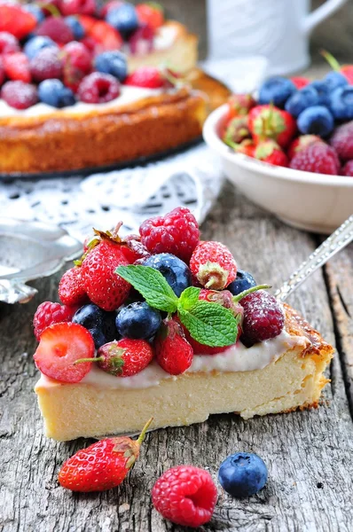 Quark-Auflauf mit frischen Erdbeeren, Blaubeeren, Himbeeren und Minze und Puderzucker — Stockfoto