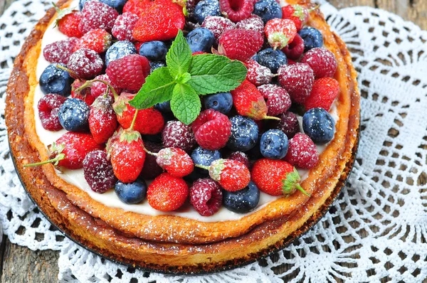 Cottage cheese casserole with fresh strawberries, blueberries, raspberries and mint and powdered sugar — Stock Photo, Image