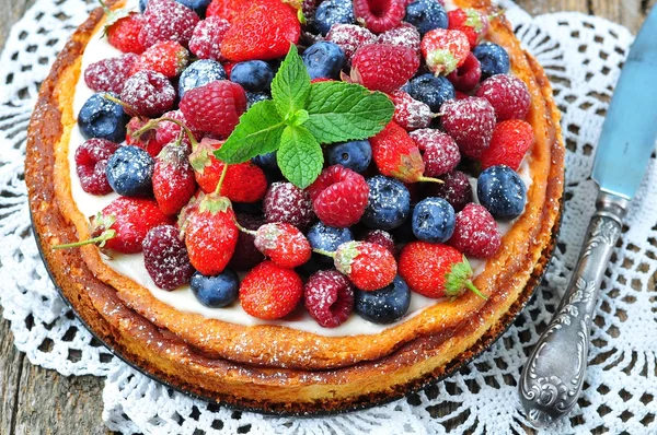 Quark-Auflauf mit frischen Erdbeeren, Blaubeeren, Himbeeren und Minze und Puderzucker — Stockfoto