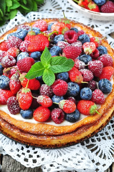 Cazuela de requesón con fresas frescas, arándanos, frambuesas y menta y azúcar en polvo — Foto de Stock