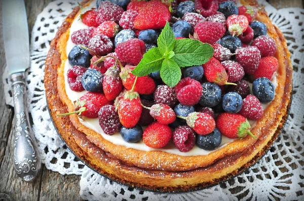 Quark-Auflauf mit frischen Erdbeeren, Blaubeeren, Himbeeren und Minze und Puderzucker — Stockfoto