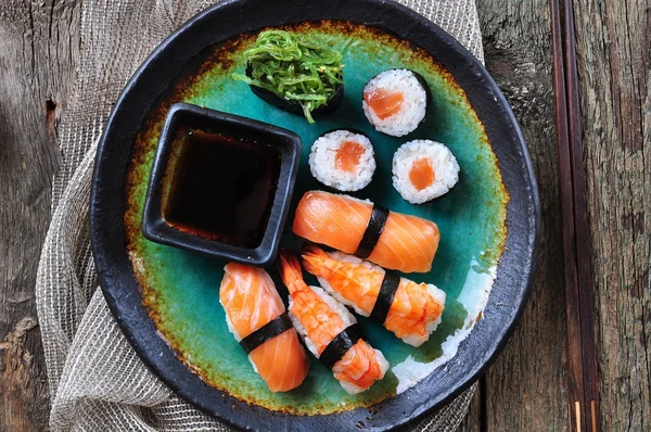 Sushi salmão e desenhos animados amigos colorido engraçado plano