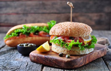 Burger turşusu somon, marul, beyaz soğan ve Kapari
