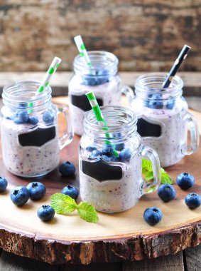 Organik yaban mersini, muz ve doğal Yoğurtlu yulaf ezmesi sağlıklı smoothies