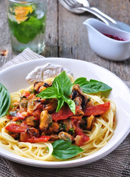 Pasta with mussels, pepperoni, bacon, tomato and basil — Stok fotoğraf
