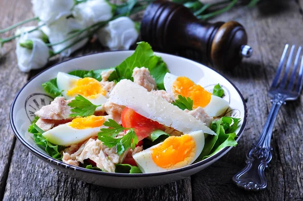 Salada com atum, tomate, ovos cozidos e queijo parmesão — Fotografia de Stock
