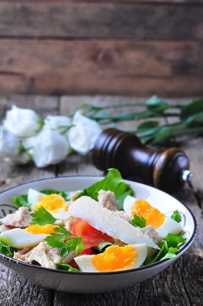 Salată cu ton, roșii, ouă fierte și brânză de parmezan — Fotografie, imagine de stoc