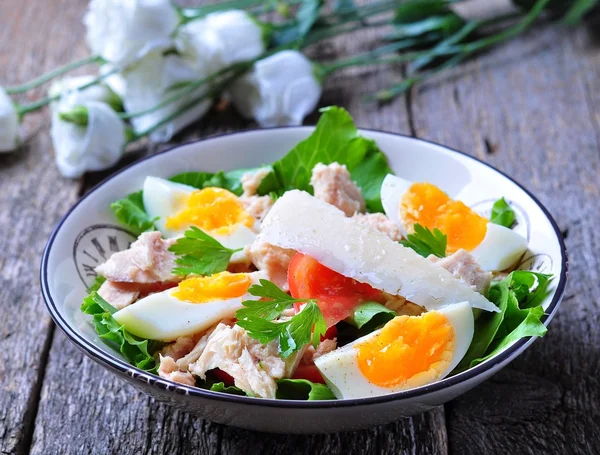 Salada com atum, tomate, ovos cozidos e queijo parmesão — Fotografia de Stock