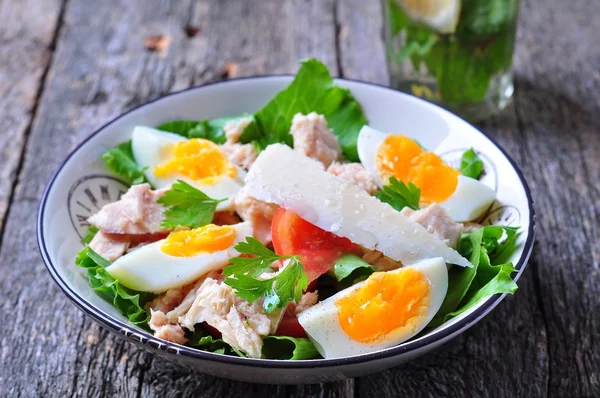 Salad with tuna, tomatoes, boiled eggs and parmesan cheese — 图库照片