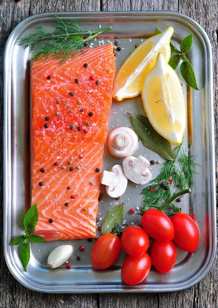 Raw salmon fillet with cherry tomato, mushroom, dill, garlic, lemon and sea salt — ストック写真