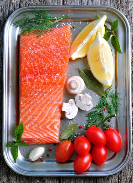 Raw salmon fillet with cherry tomato, mushroom, dill, garlic, lemon and sea salt — ストック写真