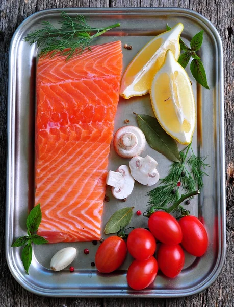 Raw salmon fillet with cherry tomato, mushroom, dill, garlic, lemon and sea salt — ストック写真