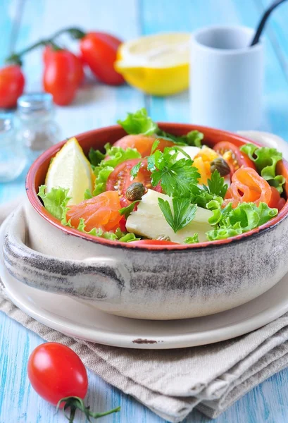 Salad with salmon, lettuce, boiled eggs, cherry tomatoes, parmesan cheese and capers — Stock Photo, Image